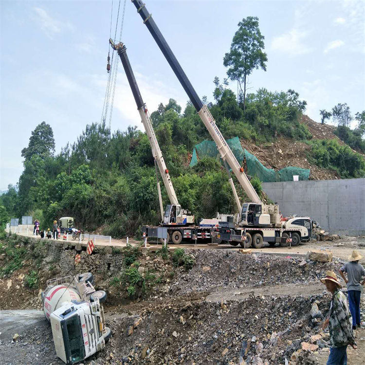 黄石港汽车掉沟里叫吊车救援要多少钱